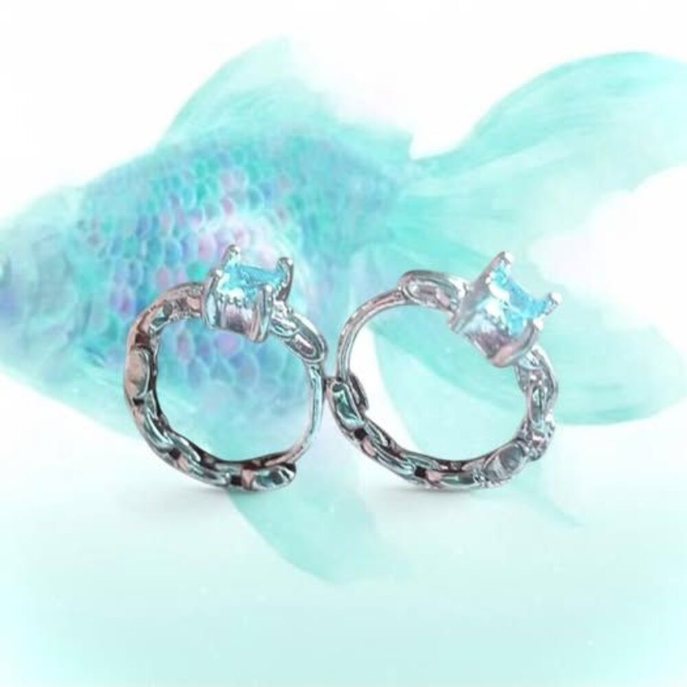 90s minimalistic style silver hoop earrings